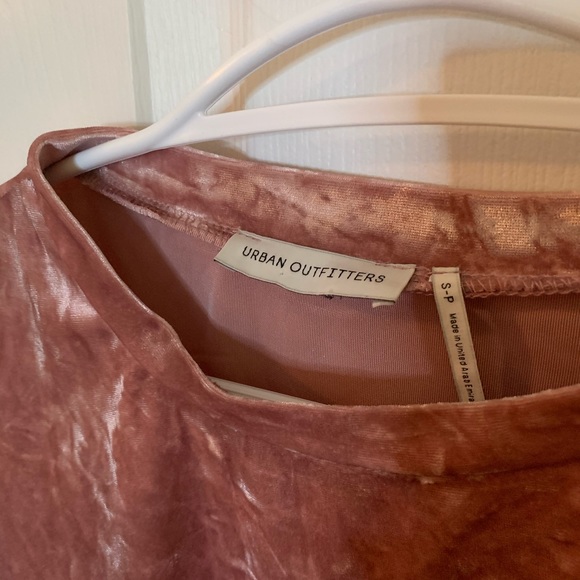 ☁️2/40☁️ UO Velvet Cropped Tee - Picture 2 of 3